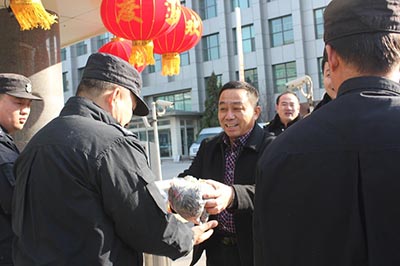 領(lǐng)導(dǎo)春節(jié)慰問保安隊員
