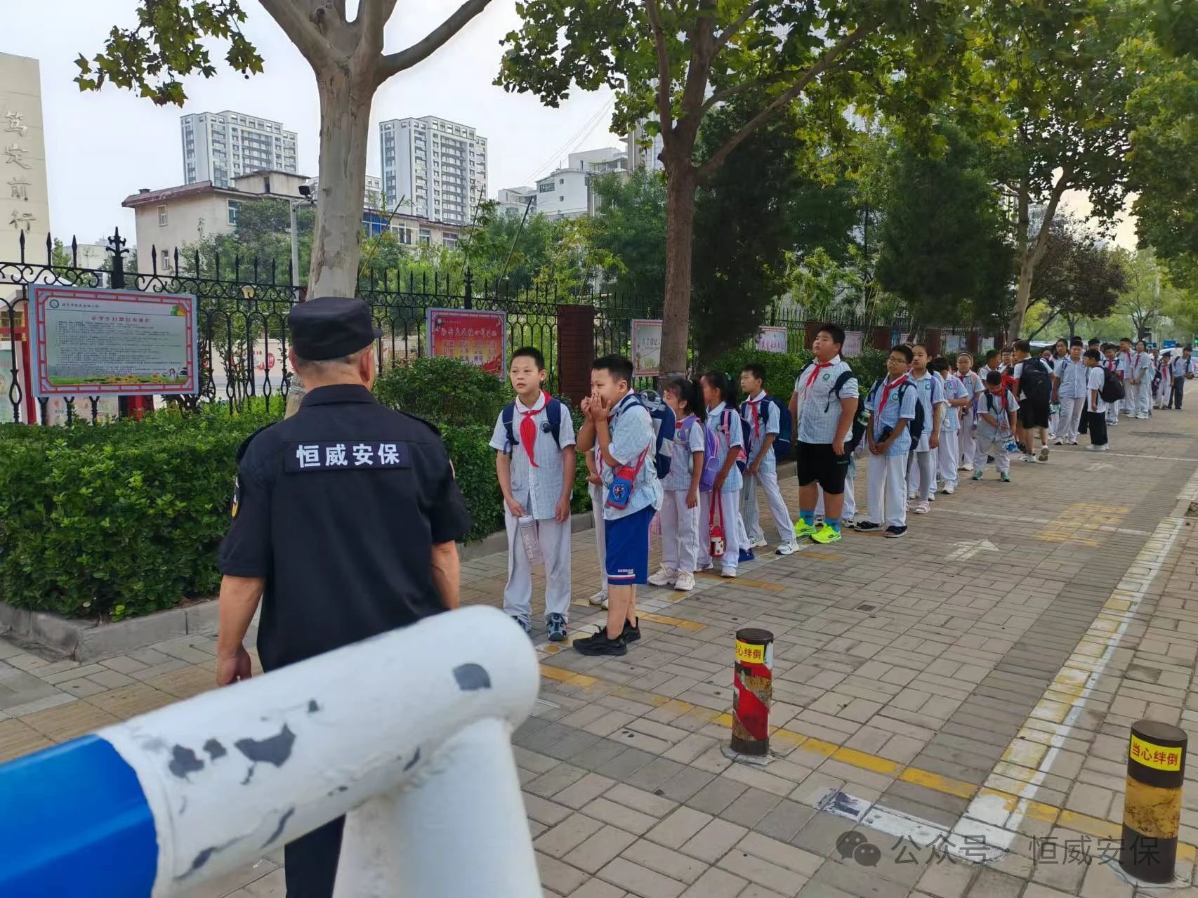 【護校安園】恒威安保全力以赴站好“護學(xué)崗” 當(dāng)好“護航者”